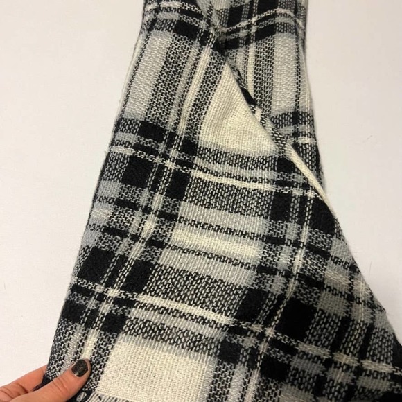 5/ $25  𝅺MODCLOTH Black White Plaid Blanket Scarf 55” x 55” - Picture 5 of 5
